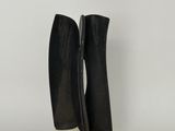 une paire de bottines en cuir noir posées sur une surface blanche