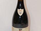 une bouteille de vin posée sur une table