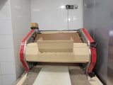 une machine qui prépare des pizzas dans une cuisine