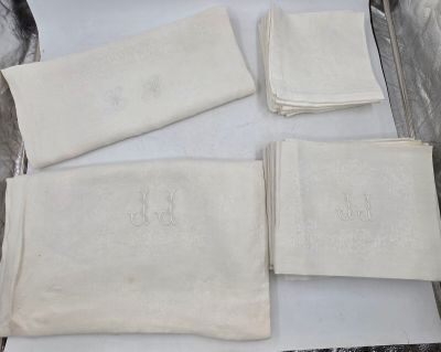 quatre morceaux de tissu posés sur une feuille de papier