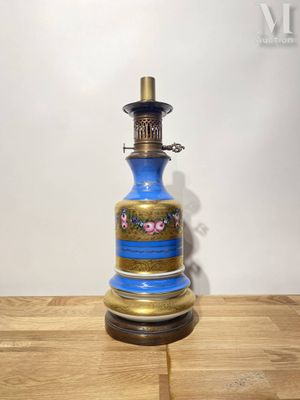 un vase bleu et or posé sur une table en bois