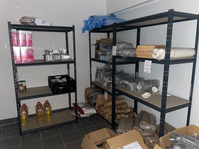 3 étagères cornières plateau en aggloméré (sans le contenu)