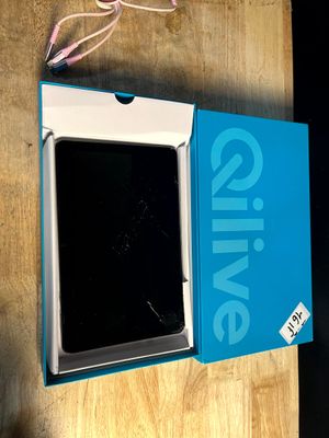 une boîte avec un téléphone à l'intérieur, posée sur une table