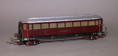 un wagon rouge et argenté sur un fond blanc