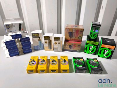 de nombreux paquets de cigarettes de différentes marques posés sur une table blanche
