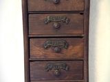 une petite commode en bois surmontée d'une horloge