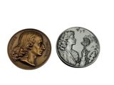un gros plan d'une pièce de monnaie et d'une pièce sur laquelle figure une femme