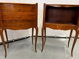 une paire de tables de chevet en bois avec des tiroirs de chaque côté