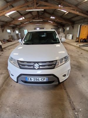 un SUV blanc garé dans un garage couvert