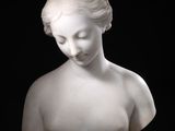 un buste de femme en marbre blanc sur fond noir