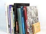 plusieurs livres sont empilés sur une surface blanche