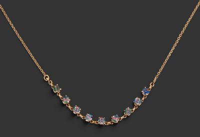un collier en or orné de pierres multicolores sur fond noir