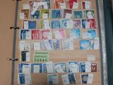 une photo d'un classeur sur lequel sont collés des timbres
