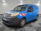 La camionnette bleue est garée dans le garage au sol carrelé.
