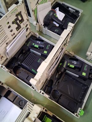de nombreux appareils électroniques posés sur une table