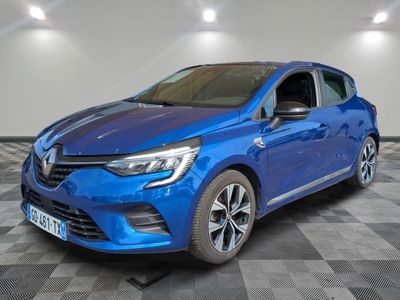 une voiture bleue garée dans un garage au sol en damier