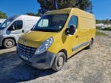 La camionnette jaune est garée sur un parking, à côté d'autres camionnettes.
