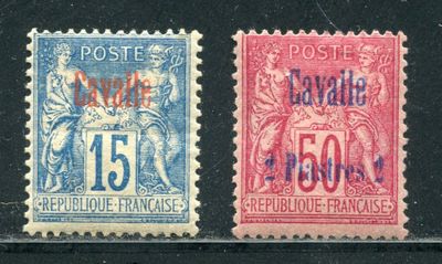 deux timbres de couleurs différentes sur un fond noir