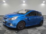 la voiture bleue est garée dans le garage sur le sol en damier