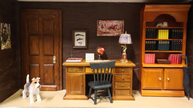 Diorama. Composition miniature, dans une vitrine en bois, vitre e...