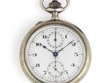 une montre de poche en argent avec un cadran blanc et une trotteuse bleue