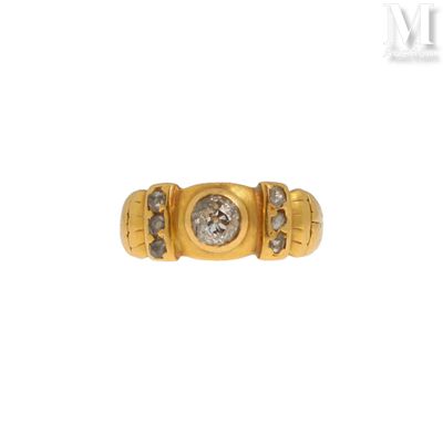 gros plan d'une bague en or avec des diamants sur fond blanc