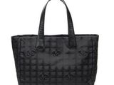 un sac fourre-tout matelassé noir sur fond blanc