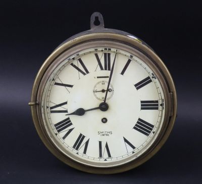 une horloge avec des chiffres romains sur le cadran