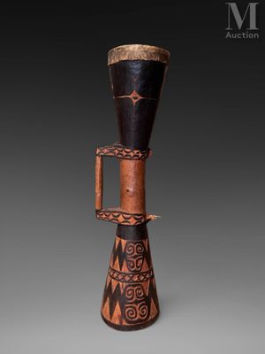 un gros plan d'un vase en bois orné d'un motif