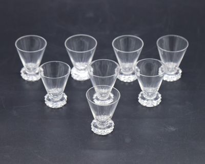 SAINT-LOUIS, Suite de 8 verres à liqueur en cristal taillé e…