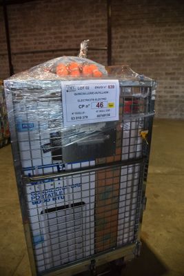 un chariot dans lequel se trouve un tas d'oranges