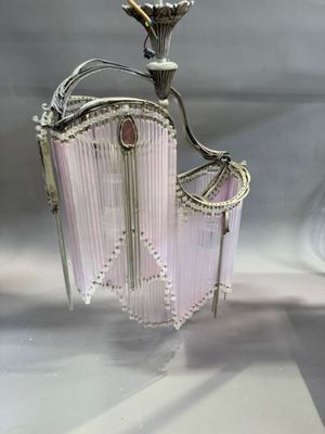 un lustre suspendu au plafond d'une pièce