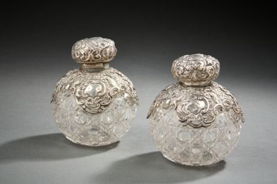 paire de flacons de parfum en argent et en verre ornés de motifs floraux