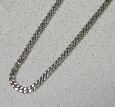 une chaîne en argent posée sur une table