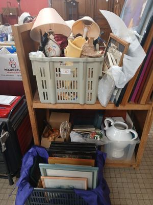 une étagère en bois sur laquelle sont posés des paniers et d'autres objets