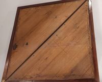 Table genre "mouchoir", de forme triangulaire, en bois de pl… (photo 4)