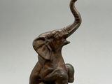 statue représentant un éléphant avec un éléphanteau assis sur son dos