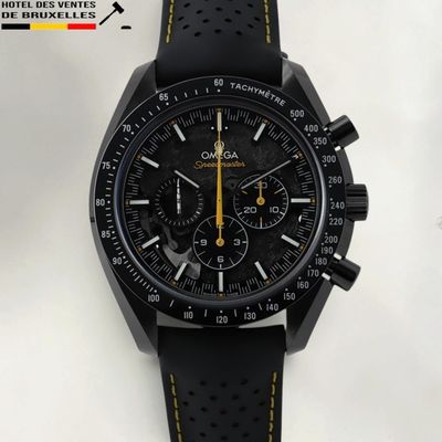 un gros plan d'une montre au cadran noir et aux aiguilles jaunes