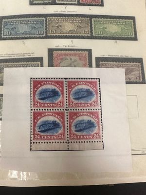 un gros plan d'un morceau de papier avec des timbres dessus