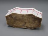 une vieille boîte en bois décorée de motifs rouges et blancs