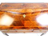 un petit bureau en bois avec un tiroir