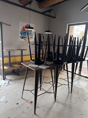 une pièce contenant beaucoup de chaises et de tables
