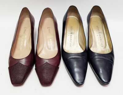 trois paires de chaussures de femmes sont alignées sur une surface blanche
