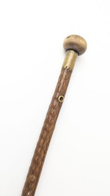 BATON DE MARCHE en néflier scarifié à monture en laiton grav…