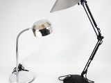 une lampe posée sur une table à côté d'une souris d'ordinateur