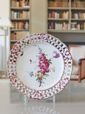 une assiette avec un motif floral posée sur une table