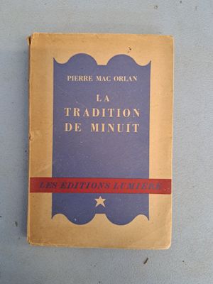 un livre posé sur une table