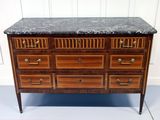 une photo d'une commode avec un plateau en marbre et des tiroirs