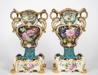 Jacob PETIT. Paire de vases en porcelaine à décor de fleurs …
