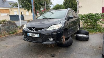une photo d'une voiture garée sur le parking
